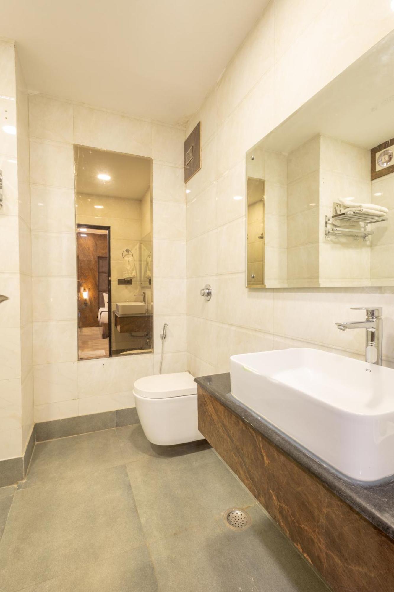 Hotel Cosmo Near Blk Hospital Karol Bagh เดลี ภายนอก รูปภาพ