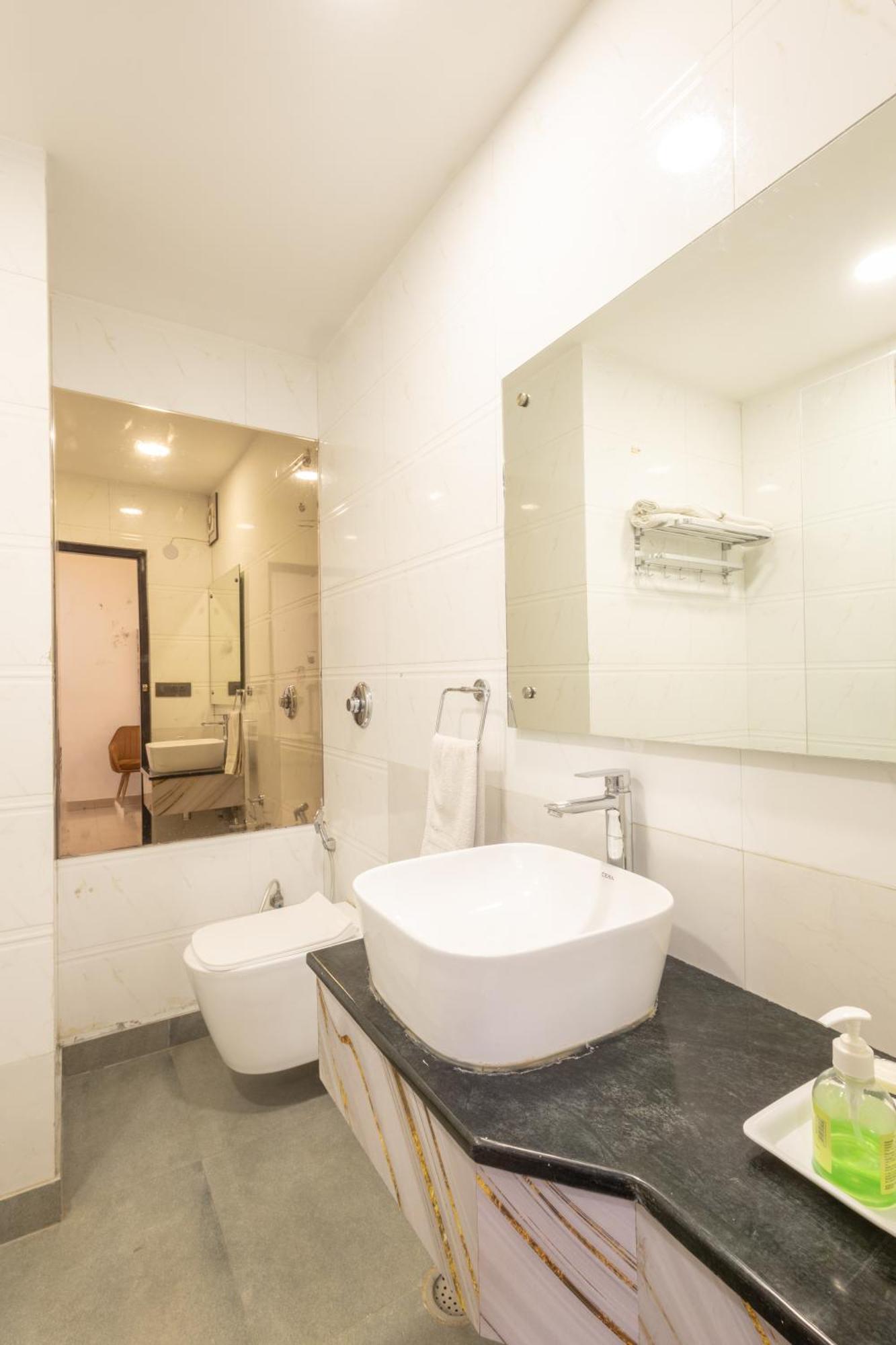 Hotel Cosmo Near Blk Hospital Karol Bagh เดลี ภายนอก รูปภาพ