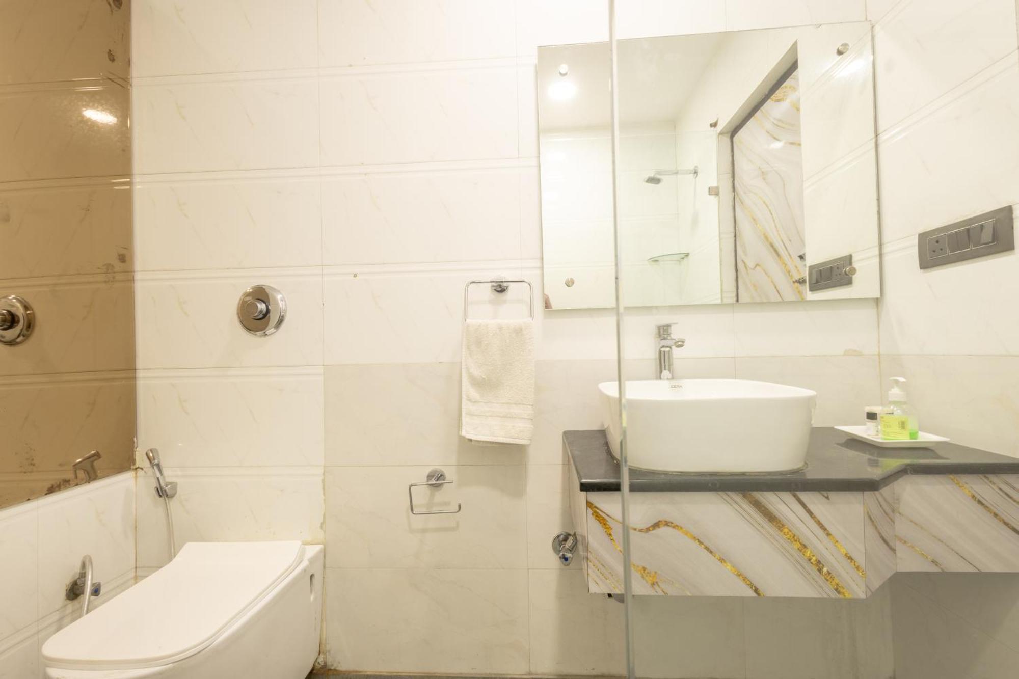 Hotel Cosmo Near Blk Hospital Karol Bagh เดลี ภายนอก รูปภาพ